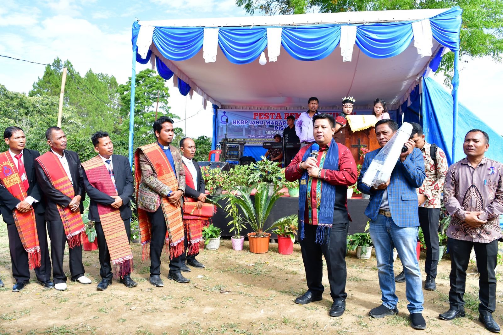 Bupati Samosir Bantu Pembangunan Gereja HKBP Janji Merapot