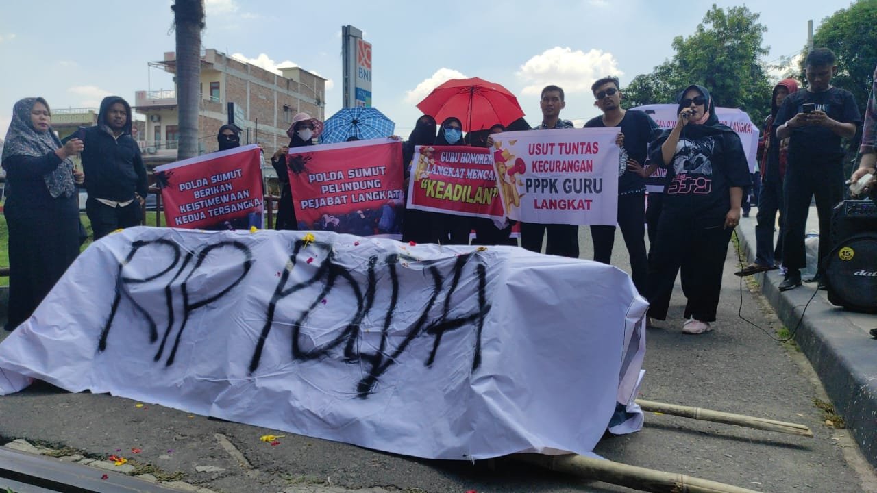 Belasan Guru Honor di Langkat, Bawa Keranda di Polda Sumut