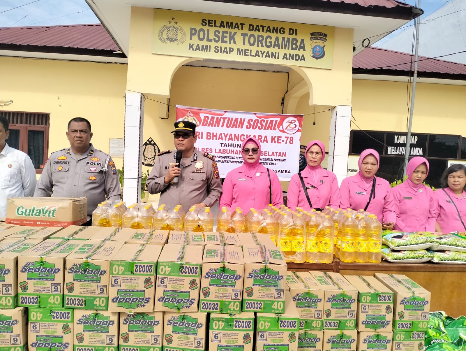 Sambut Hari Bhayangkara ke-78, Polres Labusel Salurkan Bansos di 5 Kecamatan