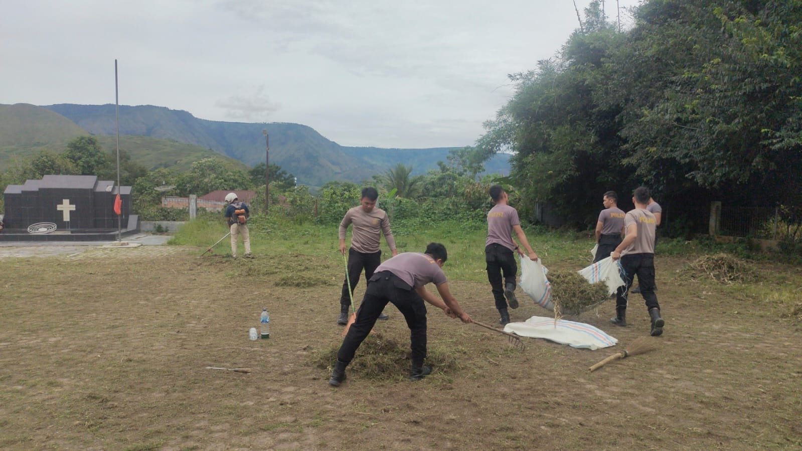 Jelang Hari Bhayangkara ke-78, Bintara Remaja Polres Samosir Kurve di Makam Pahlawan Sidamdam