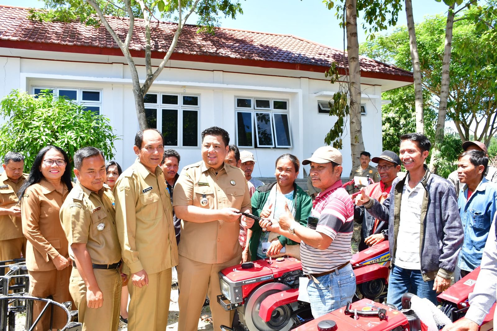 Bupati Samosir Salurkan Bantuan Handyraktor dan Pompa Air ke Petani