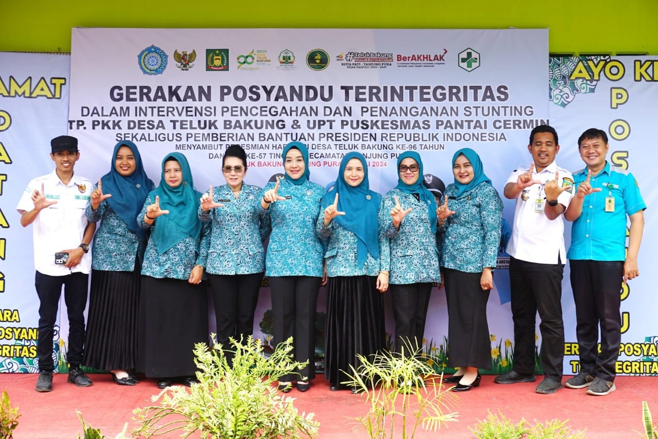 Pj. Ketua TP PKK Langkat Serahkan Bantuan 100 Paket Sembako