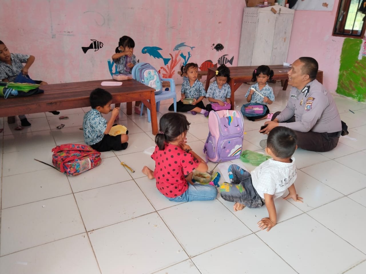 Bhabinkamtibmas Polsek Simanindo Wujudkan Kedekatan sebagai Sahabat Anak