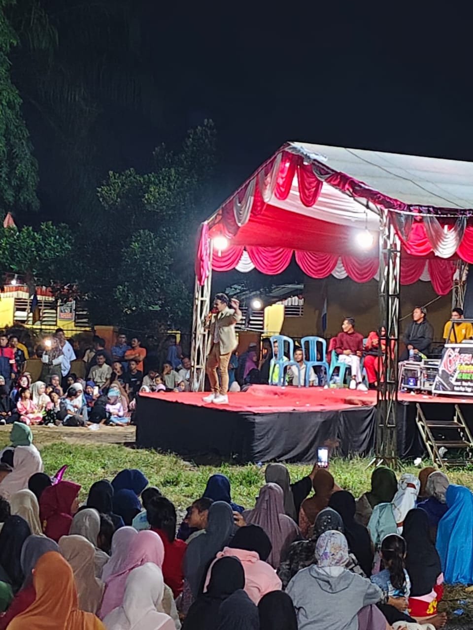 Syamsir KDI Hibur Masyarakat di Malam Puncak HUT RI ke-79 Kecamatan Huragi