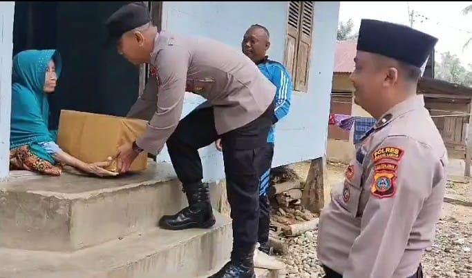 Jumat Berkah, Polsek Sosa Berikan sembako ke Masyarakat Kurang Mampu