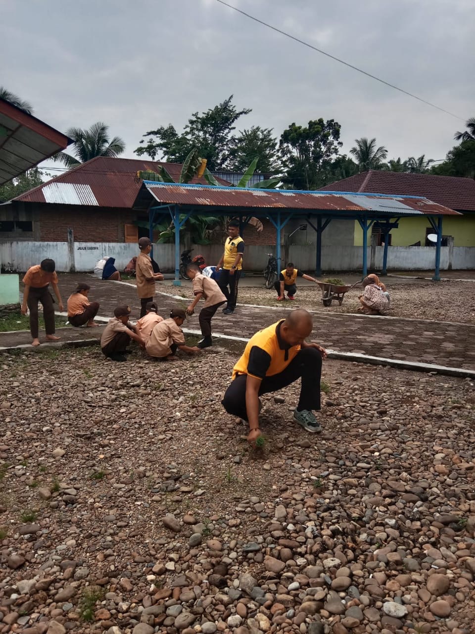 Ciptakan Kenyamanan dan Kebersamaan, Polsek Sosa Gotong Royong Bersihkan Masjid