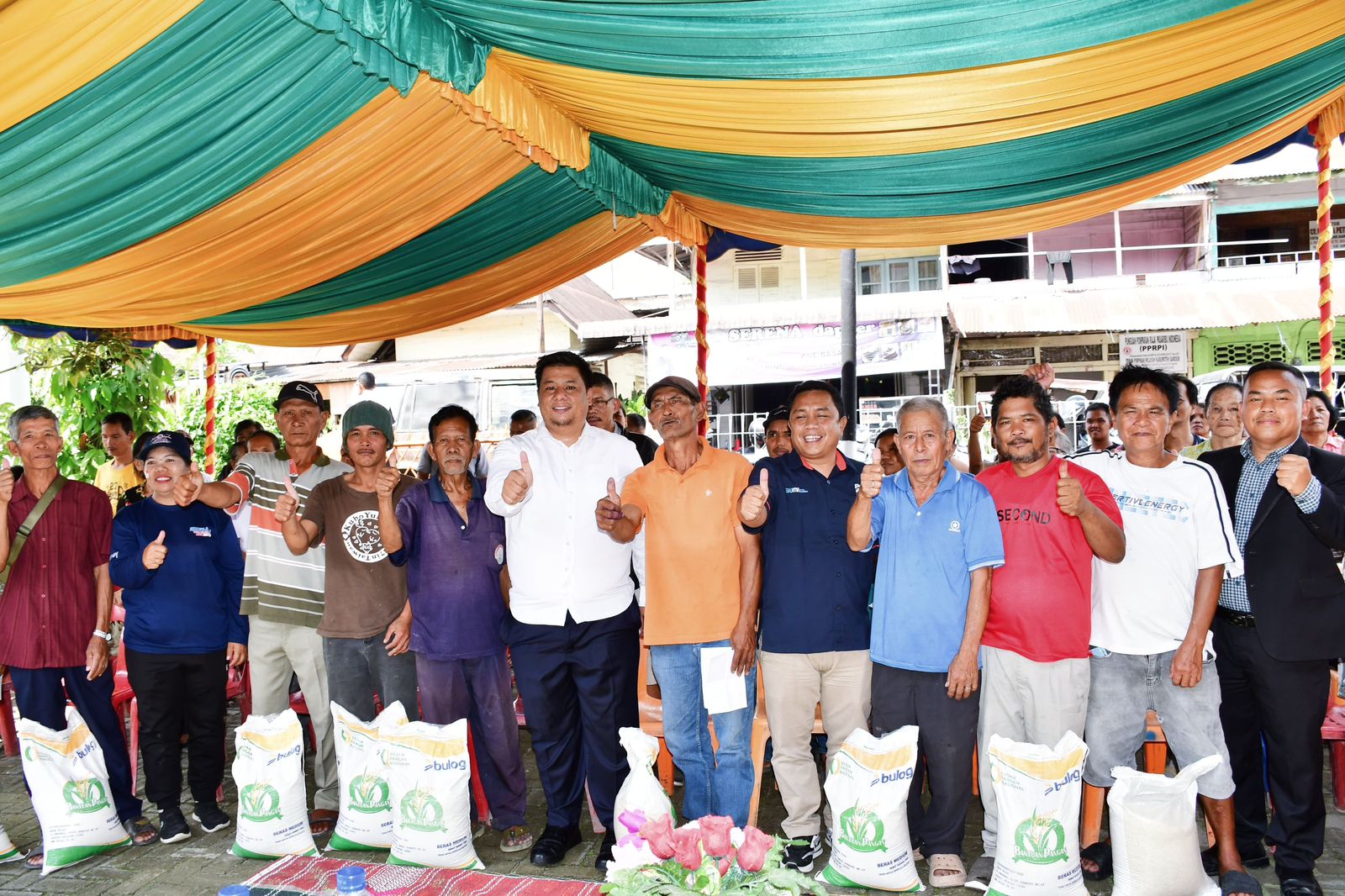 Bupati Samosir Bagikan Bantuan Beras ke Masyarakat