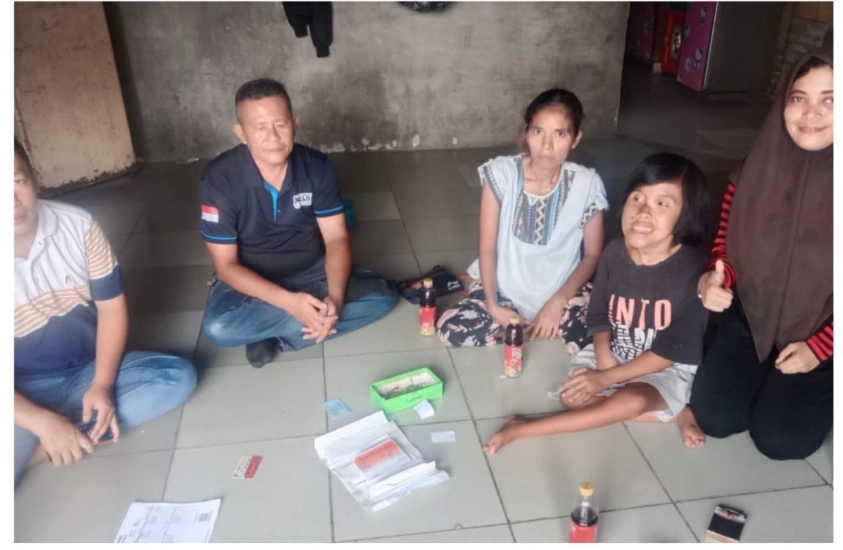 Petugas UPT Centra Bahagia Kemensos RI Membantu Remaja Penderita Hedrosefalus