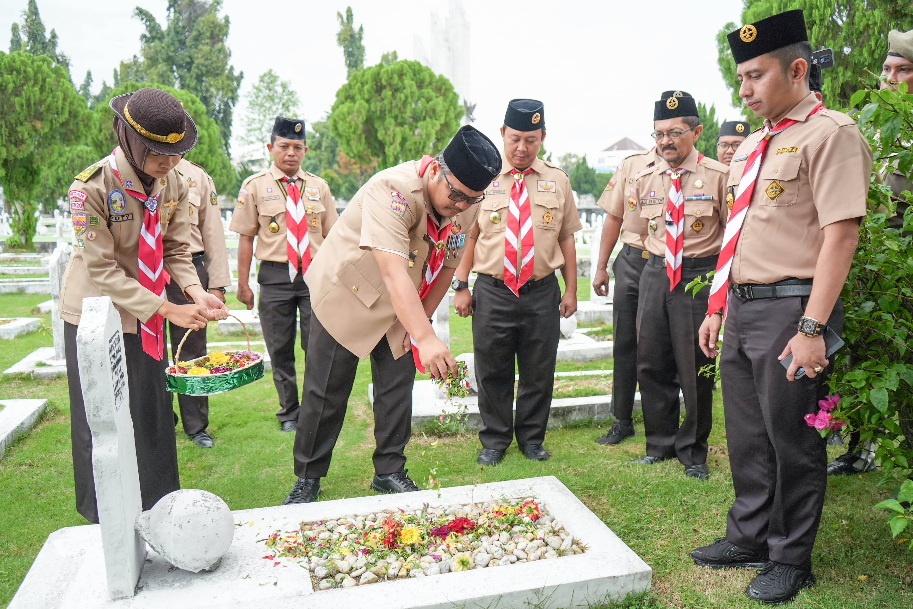 Sambut Hari Pramuka Ke-63, Pj Sekda Kota Medan Pimpin Ziarah ke Makam Pahlawan