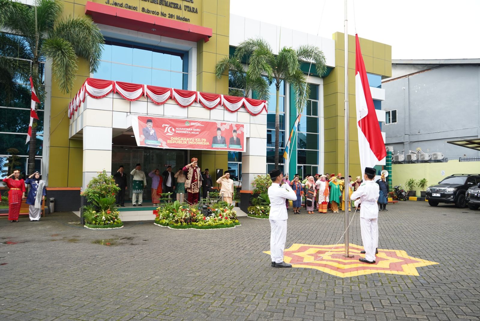 Kanwil Kemenag Sumut Peringati HUT Ke-79 RI dengan Pakaian Adat