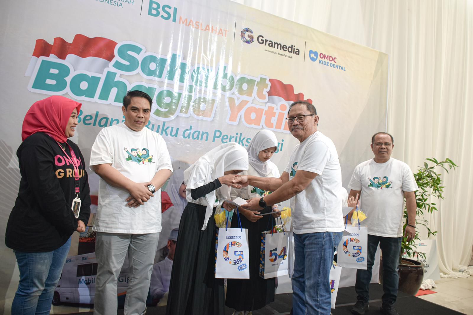 BSI Maslahat Selenggarakan Program Sahabat Bahagia Yatim Bersama BSI di Gramedia Matraman