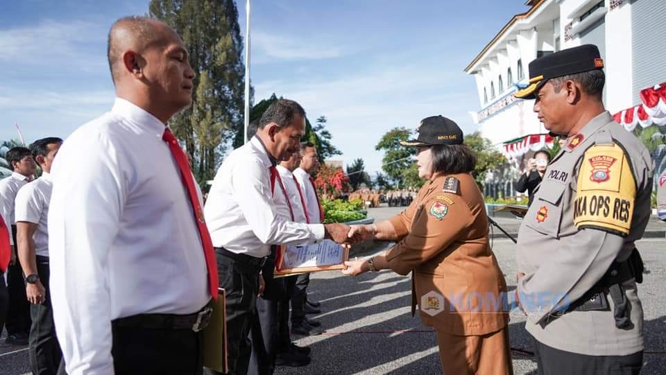 Bupati Karo Serahkan Penghargaan ke Satreskrim Polres Karo