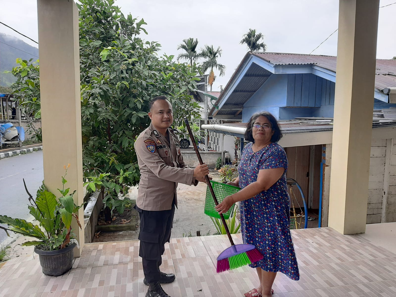 Polres Samosir Berbagi Sarana Kontak Cegah Dampak Negatif Peningkatan Suhu Politik