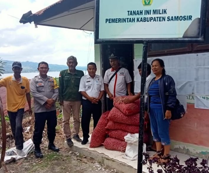 Polres Samosir Pantau Penyaluran Bibit Bawang Merah dari Dana Desa Tanjung Bunga
