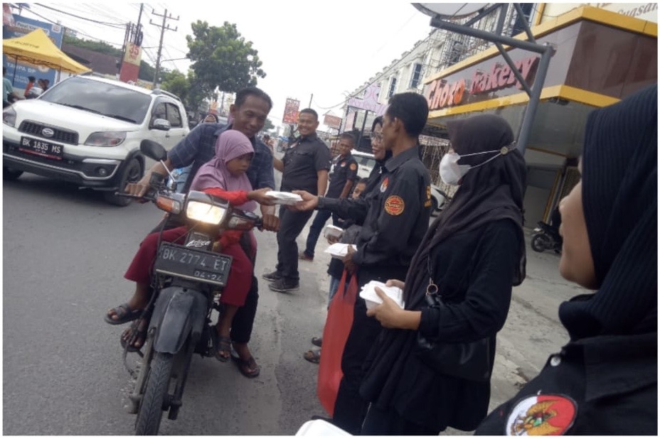 Bamser Bagikan Nasi Kotak ke Warga di Jalan Tembung
