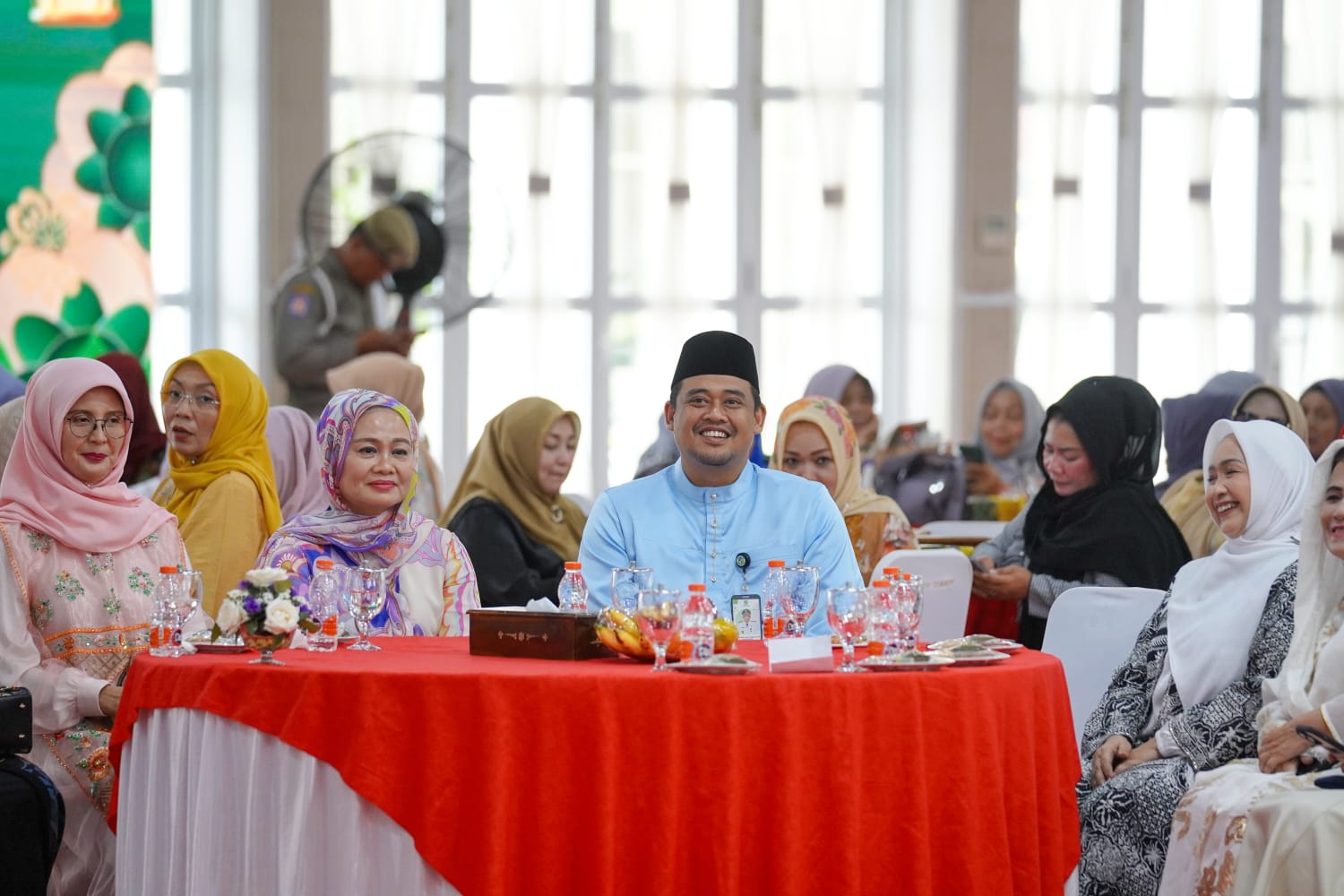 Ibu – Ibu Pengajian Heboh Minta Foto Bersama Bobby Nasution Saat Hadiri Pengajian Sejuta Umat