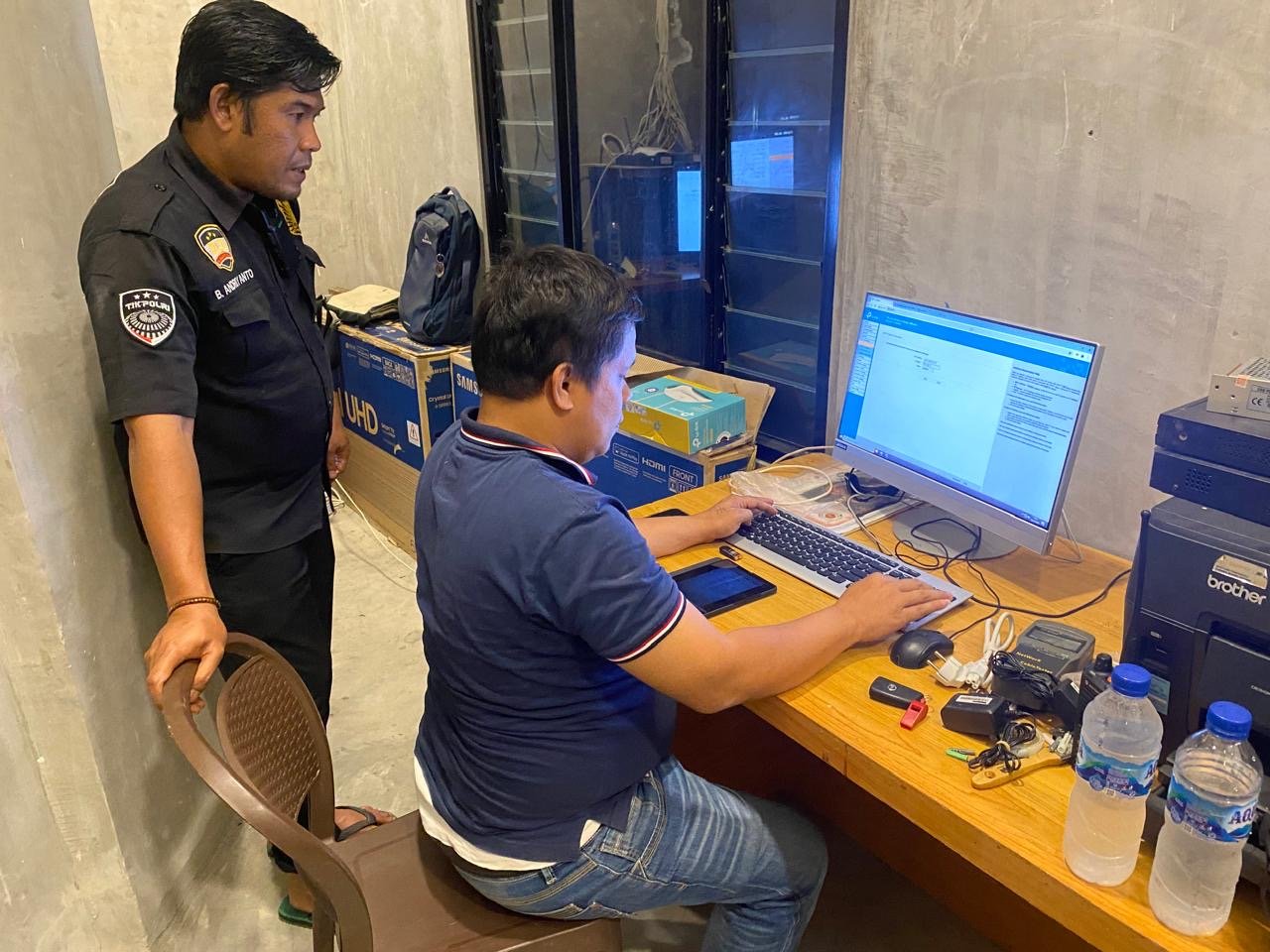 Seksi TIK Polres Samosir Pasang dan Uji Perangkat Keamanan Venue PON XXI Aceh-Sumut