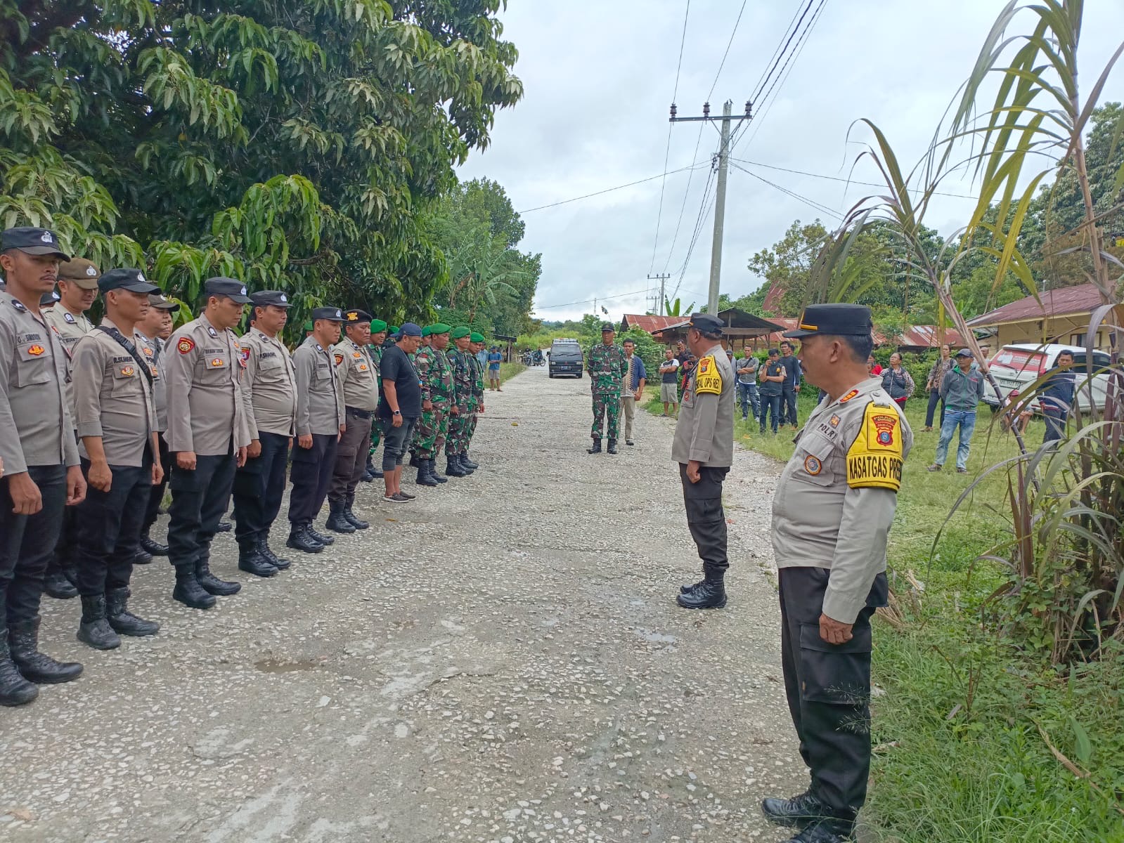 Polres Samosir Bersama Koramil Lakukan Pengamanan Eksekusi Lahan di Pangururan
