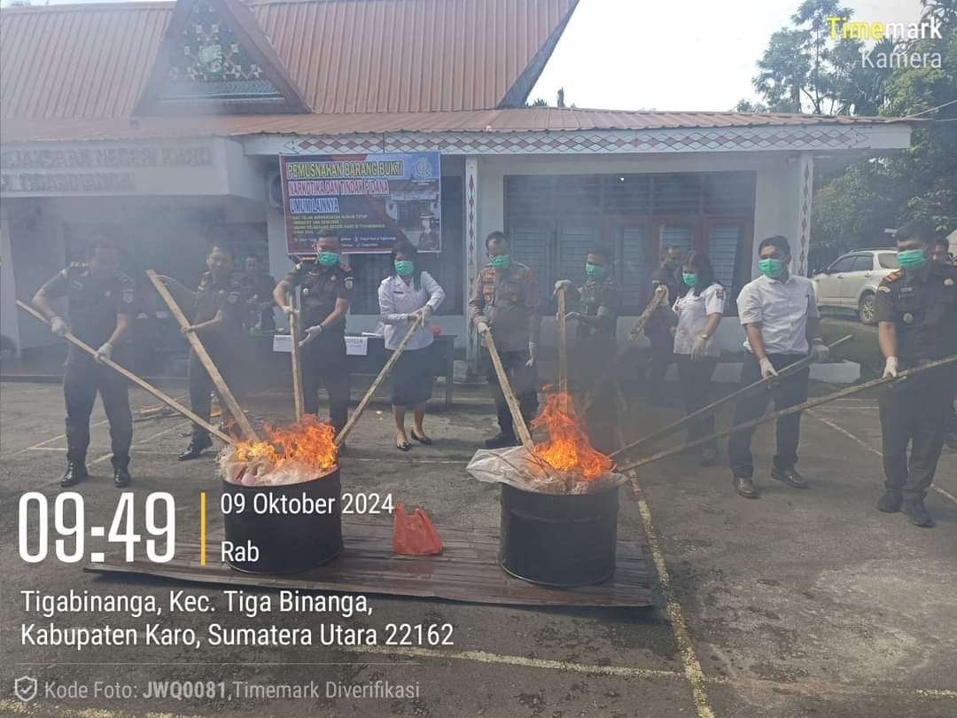 Kapolsek Tigabinanga Hadiri Pemusnahan Barang Bukti di Kantor Cabjari
