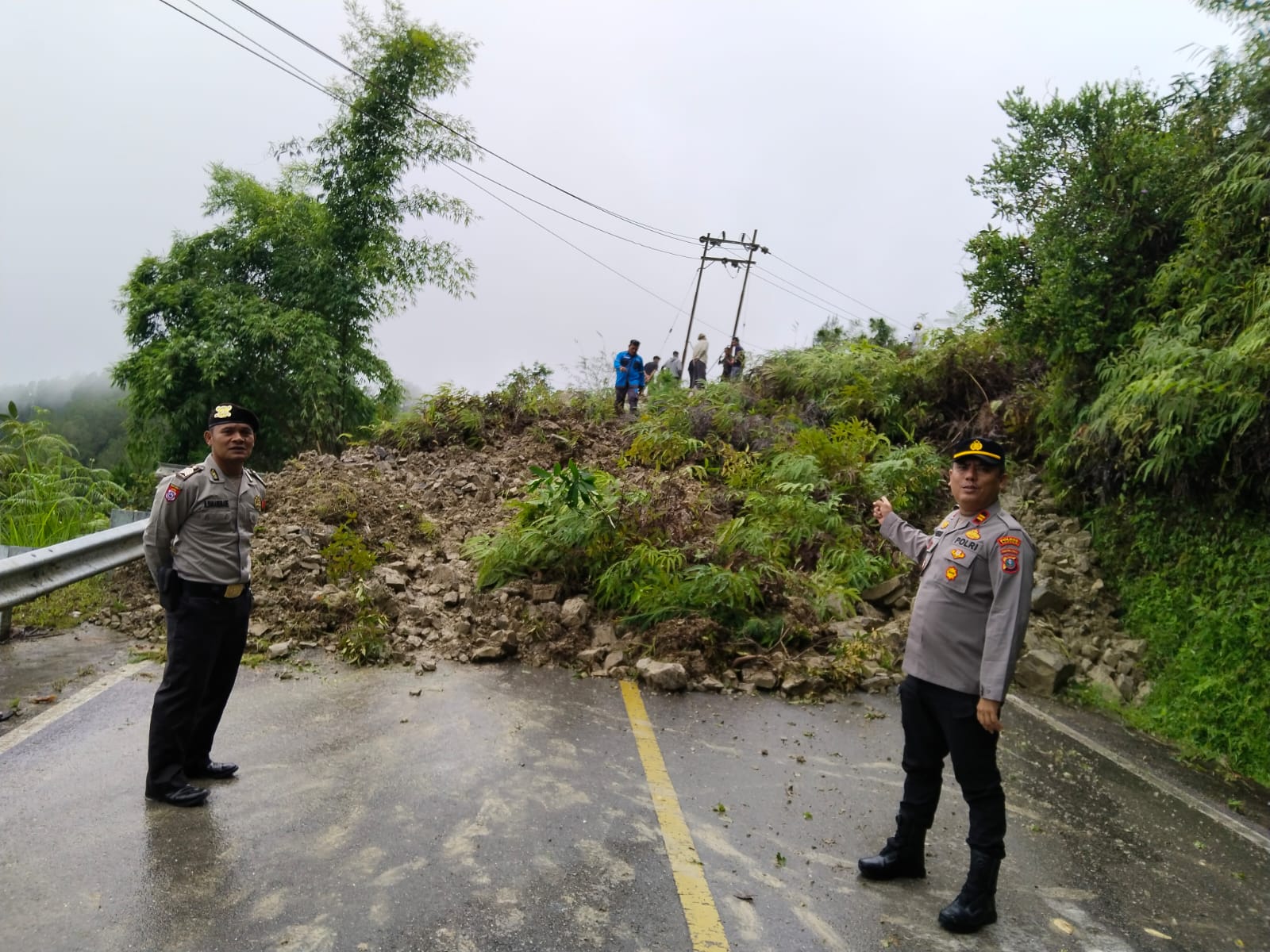 Polres Samosir Bersama Jajaran Polsek Cek Lokasi Longsor Menutupi Jalan Umum