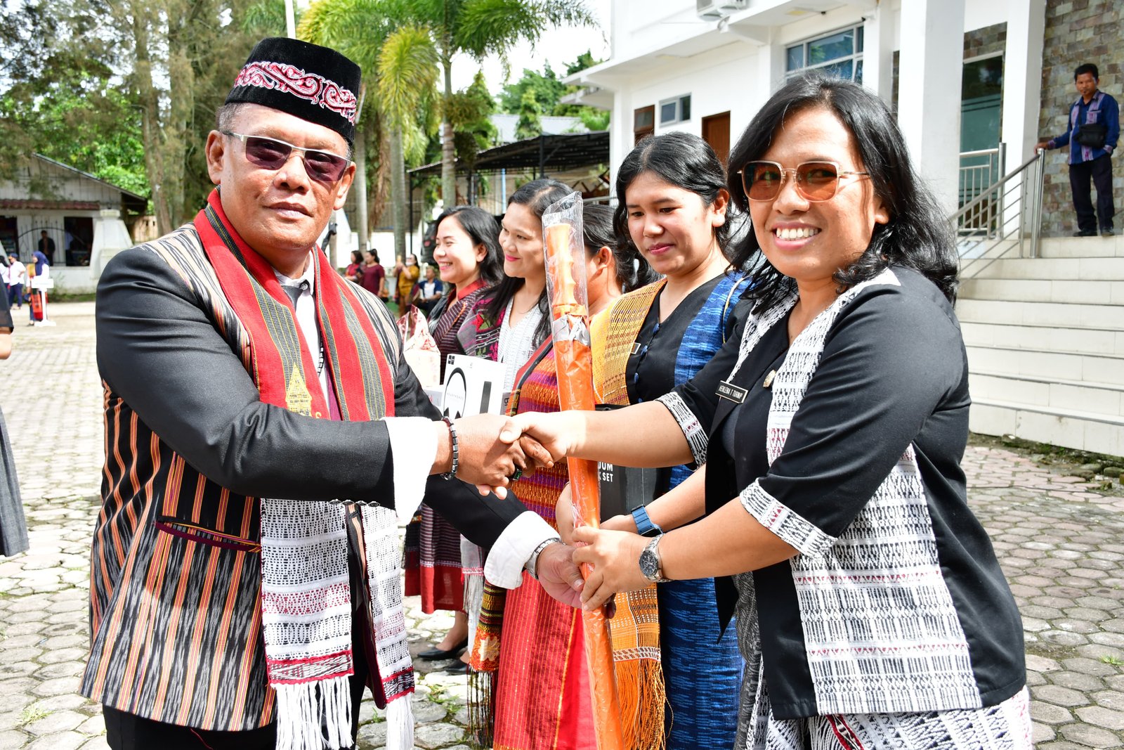 Sambut Hari Ulos Nasional, Pemkab Samosir Kompak Pakai Ulos Motif Batik Batak