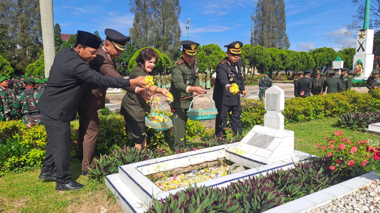 Kapolres Karo Hadiri Upacara HUT TNI ke-79 di Taman Makam Pahlawan Kabanjahe