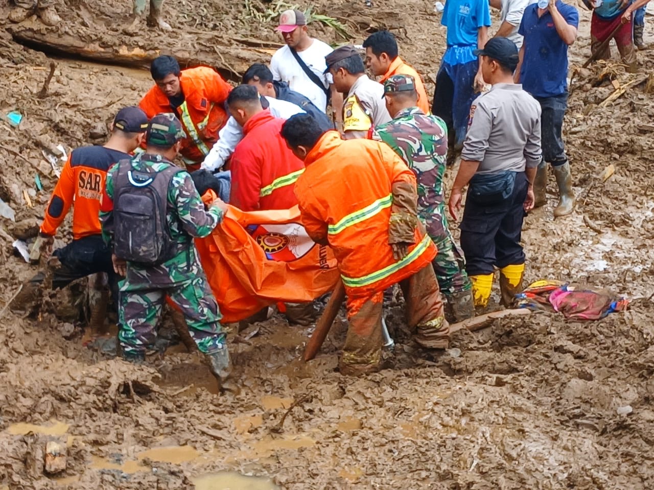 Pencarian Korban Longsor Desa Semangat Gunung Hari Kedua, 9 Korban Berhasil Ditemukan