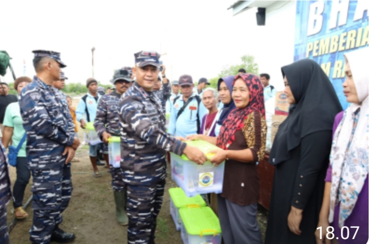 Danyonmarhanlan I Ikuti Kegiatan Bakti Sosial di Kampung Bahari Nusantara Lantamal I