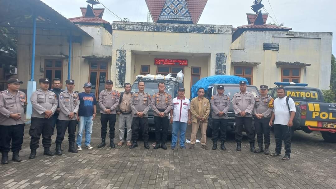 Polsek Tigabinanga Berikan Pengamanan Pergeseran Kotak Suara dan Logistik di Desa dan Kelurahan