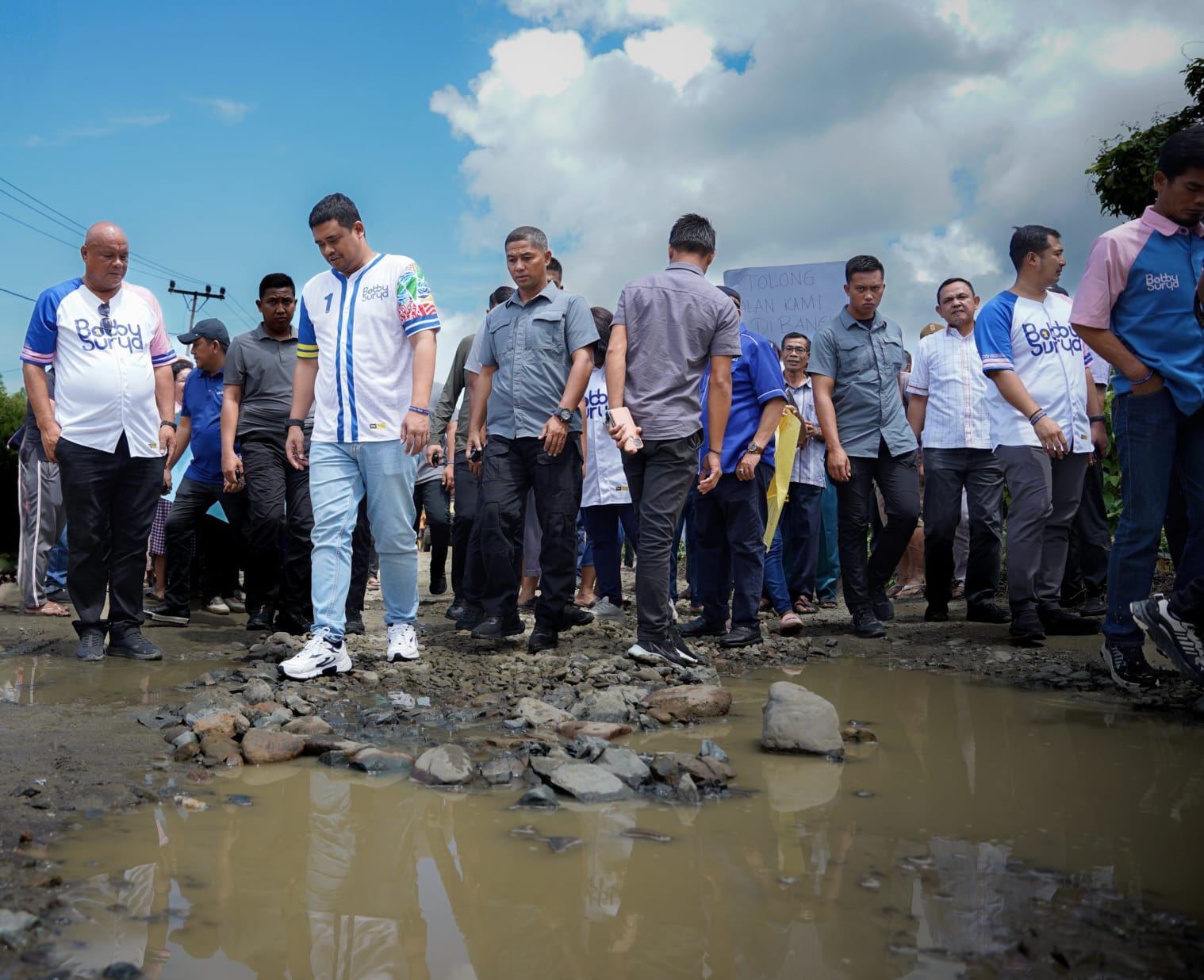 Tinjau Jalan Provinsi yang Rusak Parah di Nias Utara, Bobby Nasution Dihadang Warga
