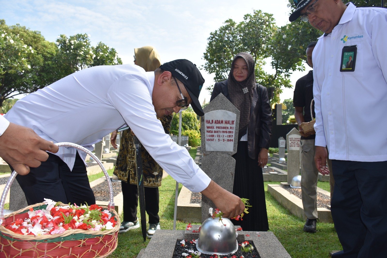 Rangkaian HKN ke-60, Direksi RS Adam Malik Tabur Bunga di Makam Pahlawan Haji Adam Malik Batubara