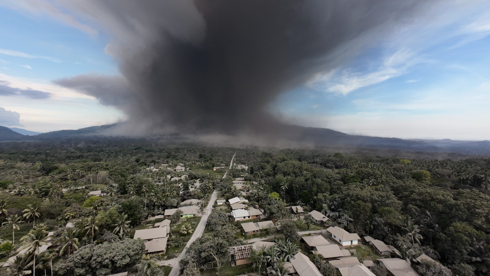 Gunungapi Lewotobi Laki-laki Kembali Erupsi, Warga Diimbau Bertahan di Pengungsian
