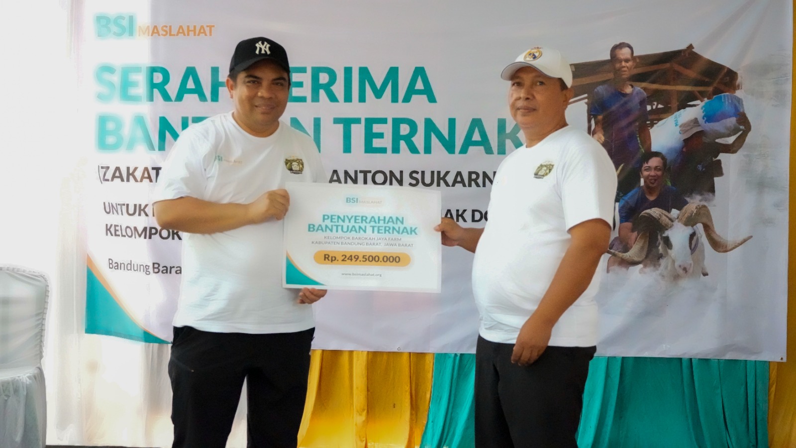 BSI Maslahat Salurkan Bantuan Ternak Zakat Muqoyyad di Desa Jati Mekar Bandung Barat