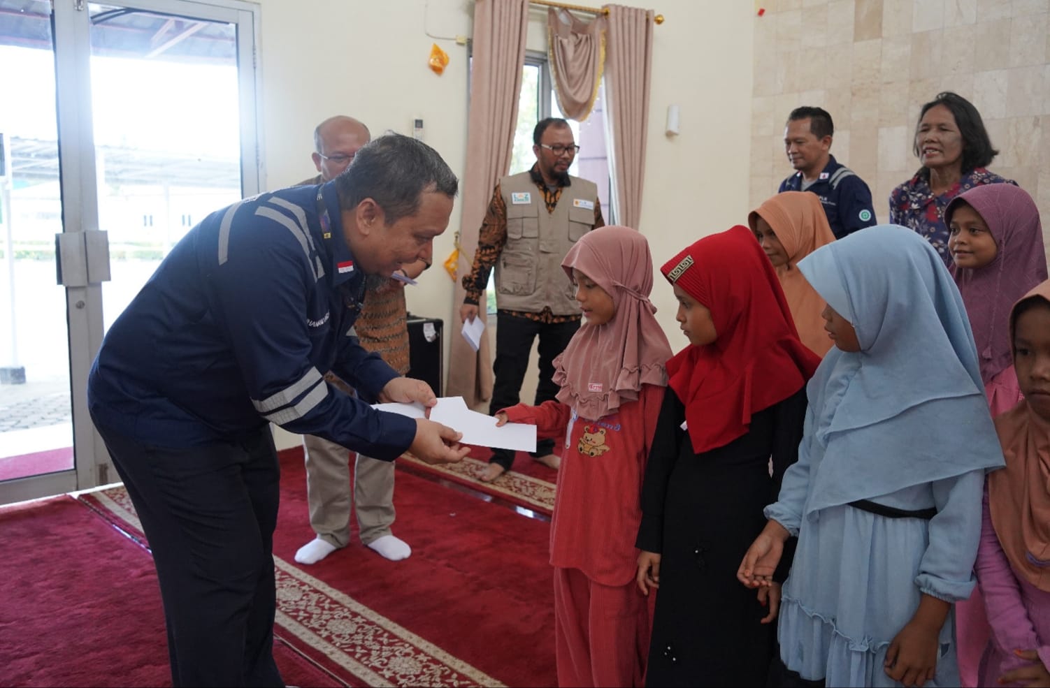 PLN Indonesia Power Santuni Anak Yatim, Dhuafa Desa Labuan Angin