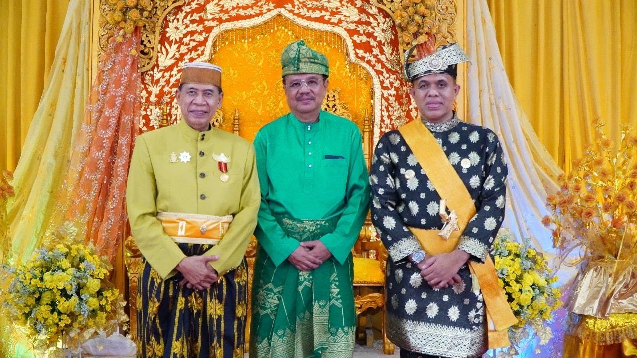 Pj Bupati Langkat Terima Gelar “Datok Praja Indra Negeri” dari Kerapatan Adat Kesultanan Langkat