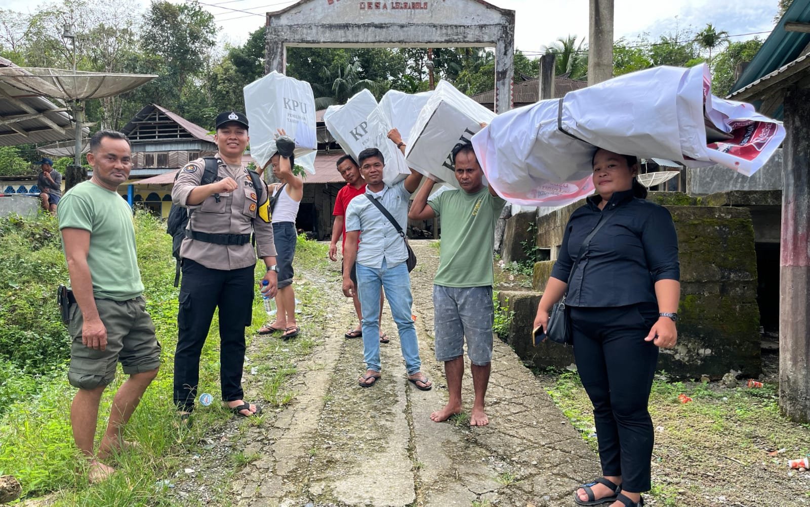 Lewati Sungai dan Medan yang Sulit, Pastikan Logistik Pilkada Aman Sampai Daerah Terpencil