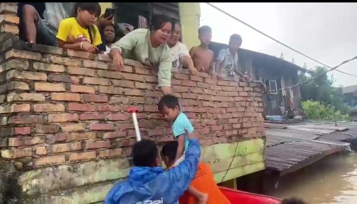 Kepala Puskesmas Turun ke Wilayah Banjir