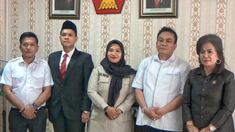 Fraksi Gerindra DPRD Medan, kiri ke kanan, Fauzi, Andreas Pandapotan Purba SAk, Tia Ayu Anggraini SKom MH, Zulkarnaen, Dame Duma Sari Hutagalung.