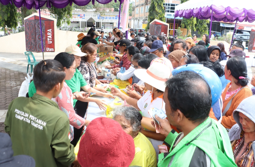Ratusan Warga Pangururan Serbu Gerakan Pangan Murah di Taman Sitolu Hae Horbo