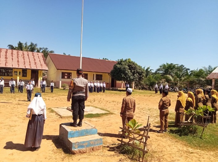 Kapolsek Barteng Melaksanakan Giat Police Go To School di SMPN 3 Desa Tobing Jae Huristak Palas