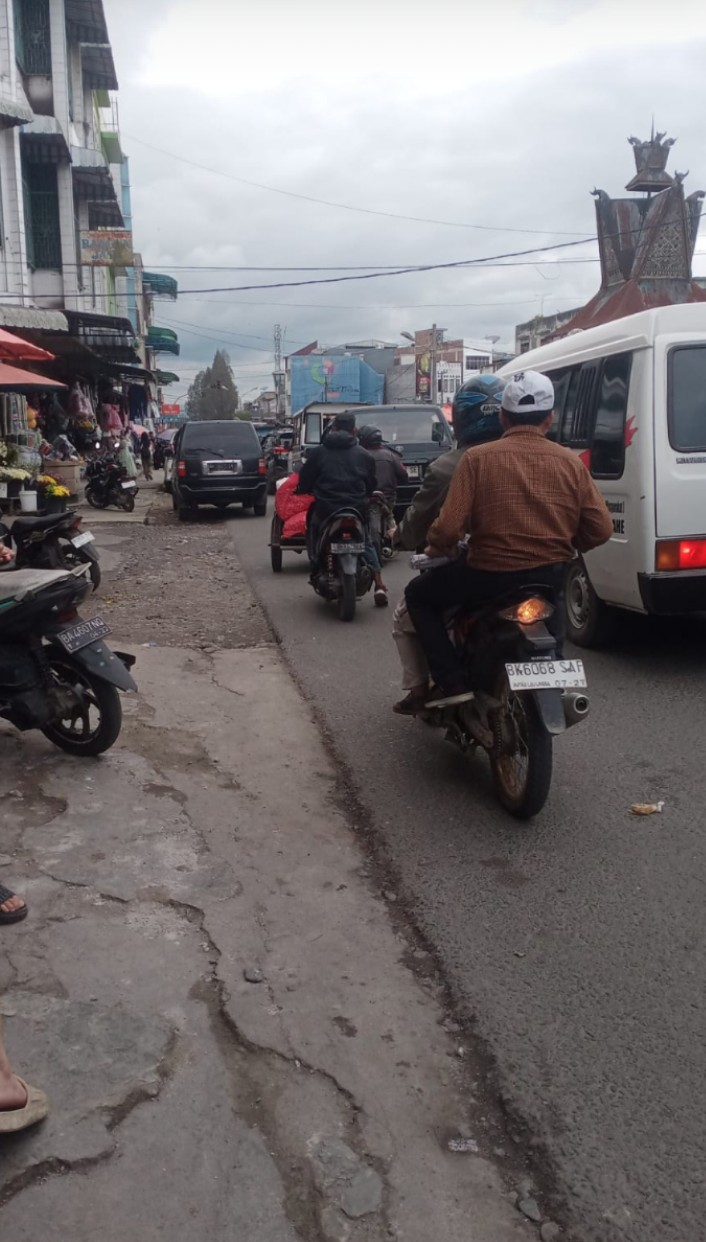Akibat Parkir  Tidak Tertata Dengan Baik di Beberapa Titik Menjadi Macat,Diminta Kinerja Kadishub Karo di Evaluasi Kembali