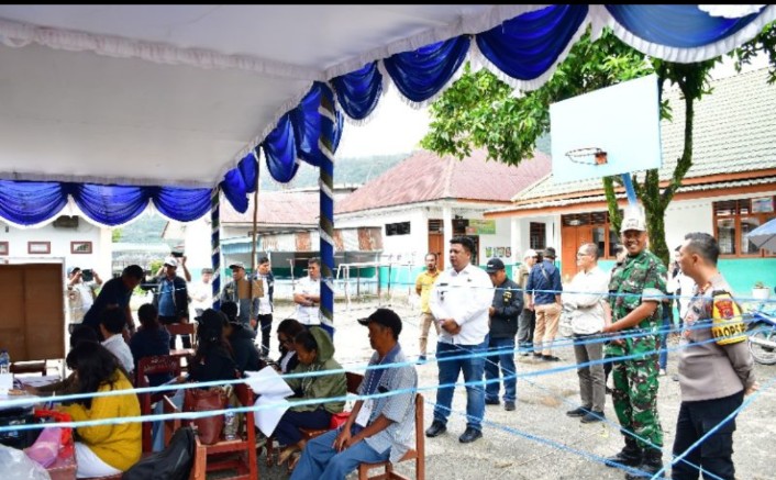 Bupati Samosir Monitoring Proses Pemungutan Suara