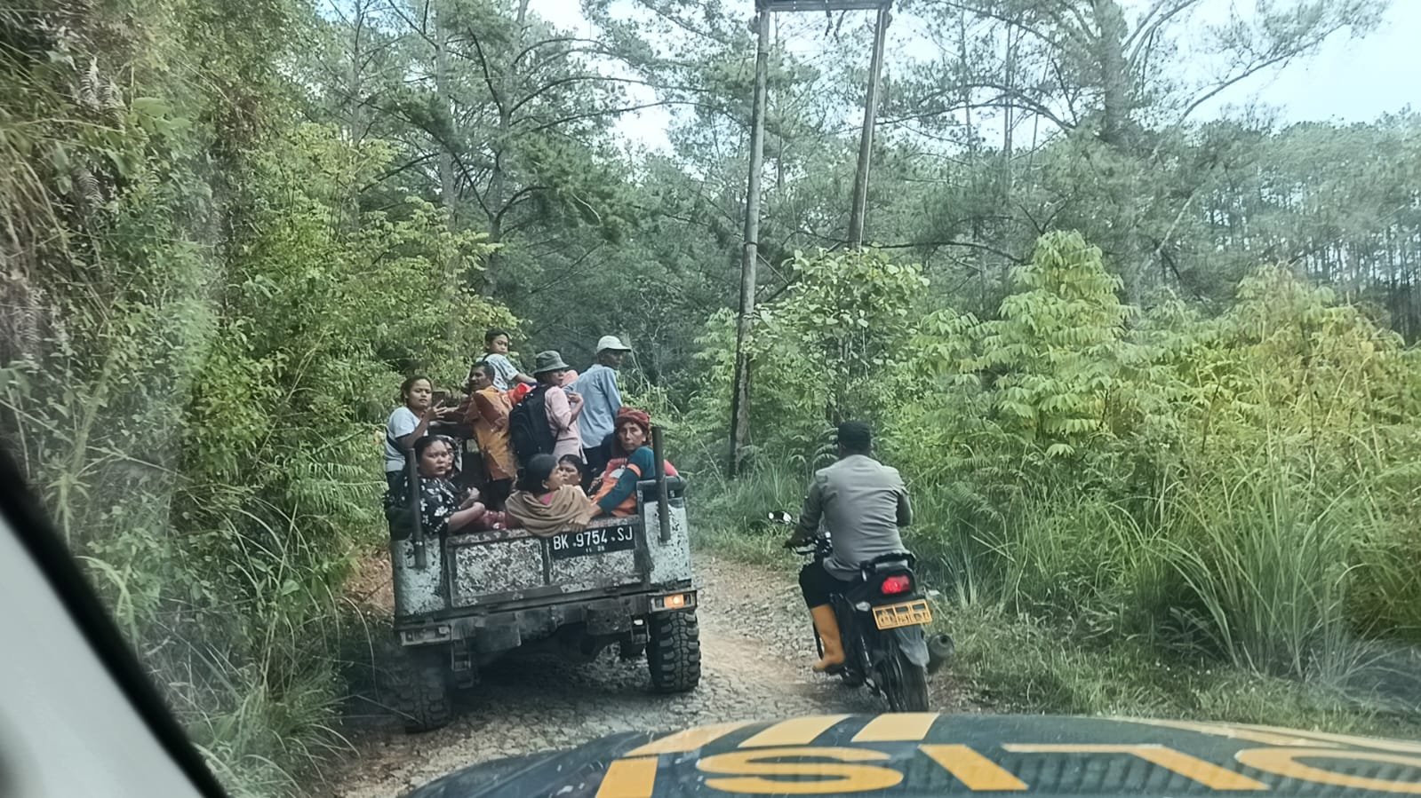 Polres Karo Bantu Pengembalian Pengungsi Korban Banjir Bandang dan Longsor
