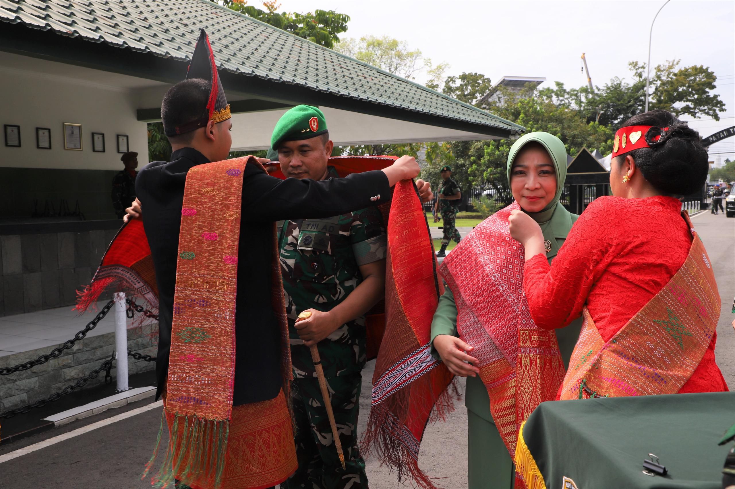 Pangdam I/BB Disambut dengan Ulos dan Tradisi Adat di Markas Kodam I/Bukit Barisan
