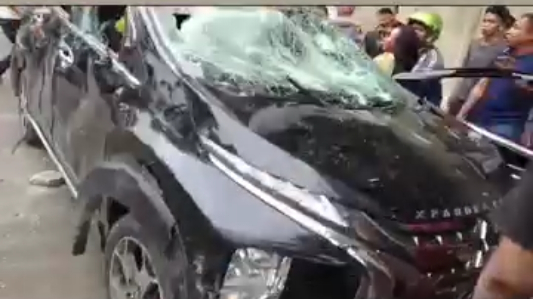 XPander Cross Hitam Tabrak Sejumlah Pengendara Sepeda Motor, Ringsek Diamuk Massa
