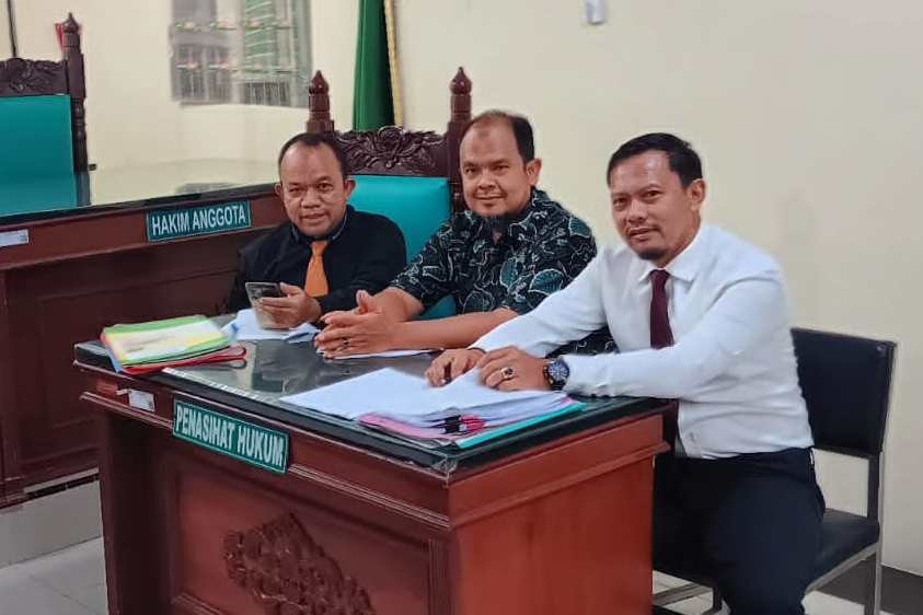 Edy Sutono SH MM (kanan) penasehat hukum tergugat II s/d VI, Andi Putra Sitorus SH MH (tengah) dan Muslim Harahap SH. MH (kiri), prinsipal dari Yayasan Pendidikan Harapan.