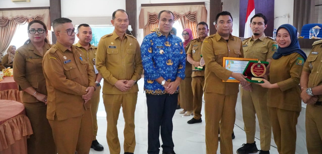 Pj Bupati Langkat Beri Penghargaan SAKIP dan Pelayanan Publik Terbaik