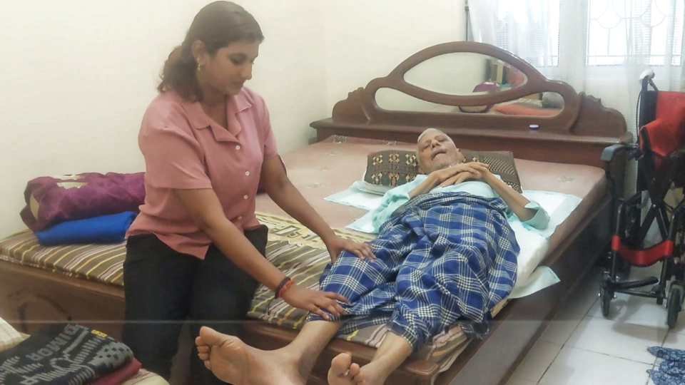 Salini bersama ayahnya M Sethuraman yang sakit-sakitan di rumah kontrakan.