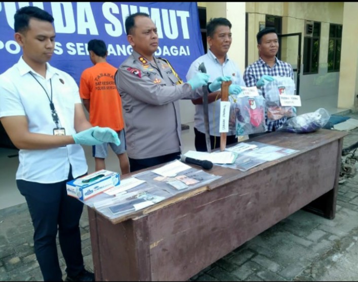Dipengaruhi Sabu dan Selingkuhan, Suami Biadab Tega Bacok Istri Hingga Tewas Lagi Berdo’a Usai Sholat.