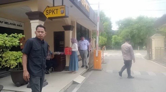 Kecewa dengan Kinerja Unit PPA Sat Reskrim Polrestabes Medan, Ibu Ini Bawa Bingkisan!